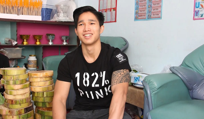 เปิดใจ น้องเอิร์ธ หนุ่มหล่อกล้ามโตเต้นเพลงขายกระทงในเฟซ