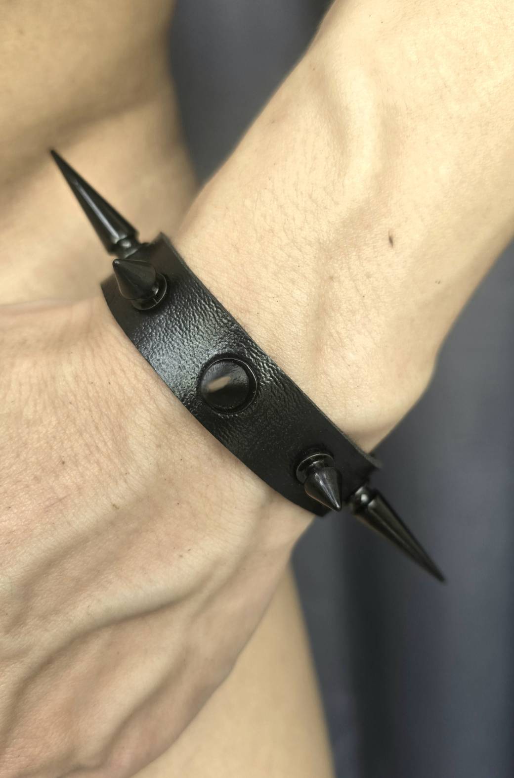 ข้อมือหนังหนามร็อคๆ ( รหัส AC7 )